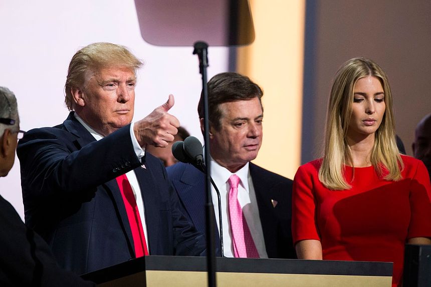 Donald Trump (G), Paul Manafort, son directeur de campagne (C), et Ivanka Trump (D), le 21 juillet 2016, à Cleveland (Ohio, États-Unis), lors de la convention républicaine.