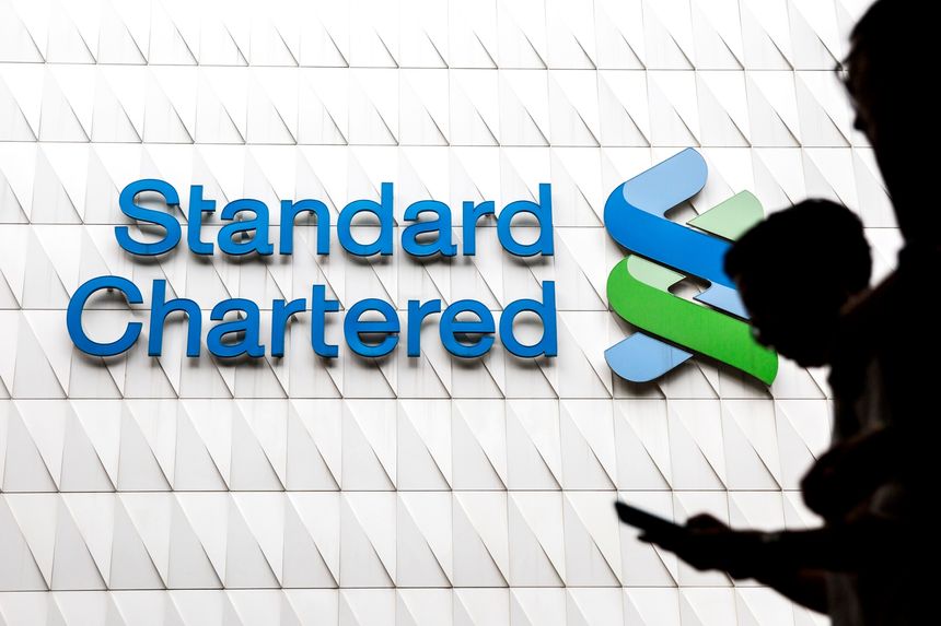 Logo de la banque Standard Chartered, mise en cause dans les FinCEN Files, à Hong Kong, le 2 août 2017.