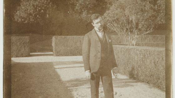 Florent Schmitt dans les jardins de la Villa Médicis - BNF GALLICA