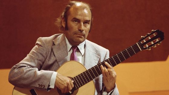 Julian Bream, British classical guitarist, playing the guitar, circa 1970 - David Redfern/Redferns