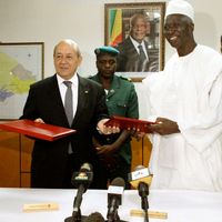 Bah N'Daw, à droite, avec Jean-Yves Le Drian en 2014 à Bamako