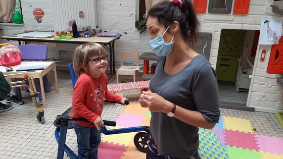 Pendant 10 jours, les enfants avancent, progressent pas à pas sans avoir l'impression de travailler, comme Charlotte ici aux côtés d'une des kinésithérapeutes de l'équipe. ©Radio France - Ouafia Kheniche