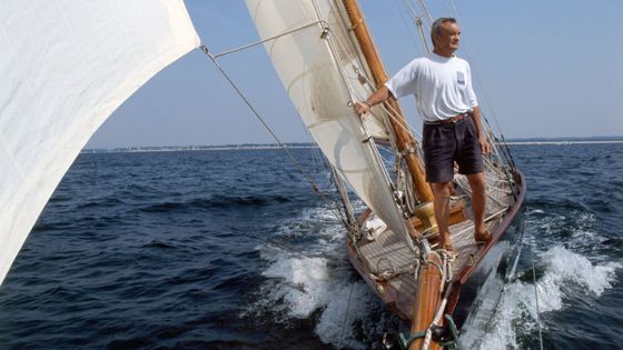 Eric Tabarly naviguant sur Pen Duick à l'occasion des 100 ans de ce bateau, au large de Bénodet en France, le 31 mai 1998. ©Getty - Nicolas LE CORRE/Gamma-Rapho