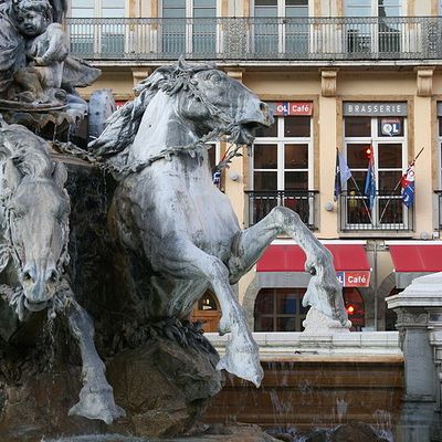 On peut voir ici les griffes aux sabots des chevaux et une roue du char, comme dentée.