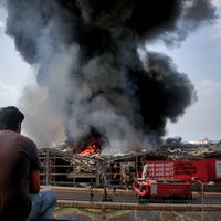 Près d'un mois après l'explosion du 4 août qui s'était déclenchée dans le port de Beyrouth, c'est au même endroit qu'a démarré un incendie monumental, le 10 septembre. La résilience du trauma libanais.