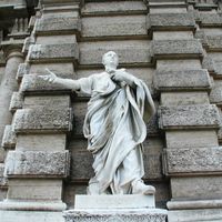 Statue de Cicéron sur la façade du Palais de Justice à Rome