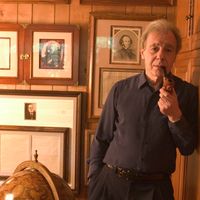 Lalo Schifrin chez lui à Los Angeles en 2004. (Photo by michel Setboun/Corbis