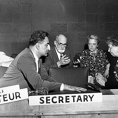 Charles Malik (Liban), René Cassin (France) et Eleanor Roosevelt (États-Unis), membres de la commission des Droits de l’homme des Nations unies autour du projet de pacte sur les Droits de l’homme.