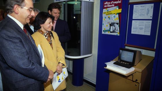 Michel Delebarre et Martine Aubry devant un minitel en octobre 1991 : apparu en 1980, le minitel s'est imposé dans les foyers français avant d'être progressivement remplacé par les ordinateurs avec accès à internet ©Getty - Daniel Simon