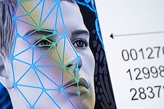 Interdite sur la voie publique en France, la reconnaissance faciale en temps réel fait malgré tout son chemin. Interdite sur la voie publique en France, la reconnaissance faciale en temps réel fait malgré tout son chemin.