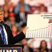 10 août 2016, Fort Lauderdale, Floride, États-Unis - Donald Trump se sert d'un graphique, lors d'un de ses meetings de campagne, pour illustrer son programme économique.