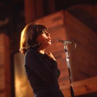 Juliette Gréco sur scène à Londres, en 1965