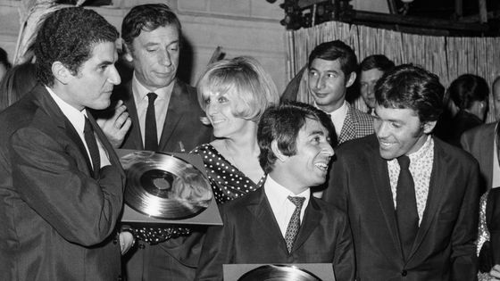 Disque de platine pour 'Un homme et une femme' avec Claude Lelouch, Yves Montand, Nicole Croisille, Francis Lai et Pierre Barouh le 14 septembre 1967. ©Getty - KEYSTONE-FRANCE/Gamma-Rapho