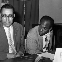 Frantz Fanon au côté de M'Hamed Yazid représentant le FLN et l'Algérie en guerre d'indépendance à la conférence Pan Africaine au Palais de la Culture de Léopoldville le 27 août 1960