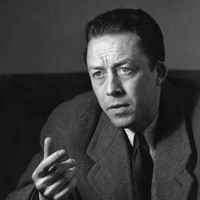 Albert Camus (1913-1960), entretien pour la première de Caligula à l'Embassy Theatre. Londres.