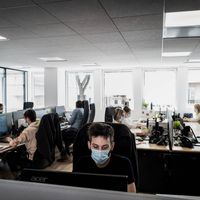 Des personnes portant des masques de protection travaillent dans une entreprise le 1er septembre 2020 à Lyon,