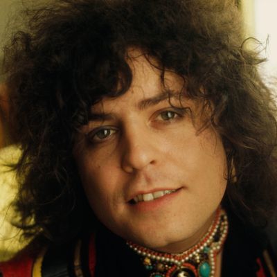 Portrait du chanteur, guitariste et compositeur Marc Bolan fondateur du groupe "T. Rex", en 1974.