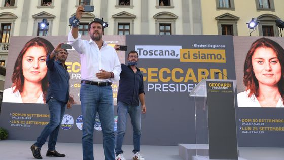 Matteo Salvini, chef du parti Lega, arrive sur scène pour un rassemblement de la coalition de centre droit. Florence, le 18 sept 2020. L'ex ministre de l'Intérieur espère reconquérir son leadership, à l’occasion du premier test électoral post-Covid. ©AFP - Carlo Bressan