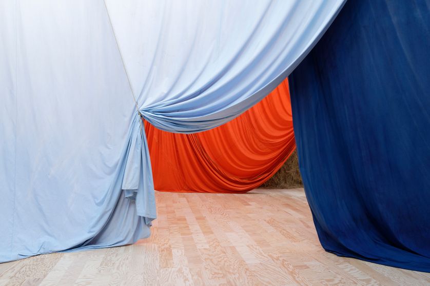 Vue de l'exposition "Le Milieu est bleu" d'Ulla von Brandenburg, Palais de Tokyo, 2020