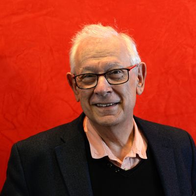 Portrait de Philippe Meirieu, chercheur, essayiste et homme politique français, spécialiste des sciences de l'éducation et de la pédagogie.