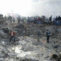 14 février 2005 à Beyrouth, le cratère résultant de l'explosion de la voiture dans laquelle se trouvait l'ancien Premier Ministre libanais Rafic Hariri