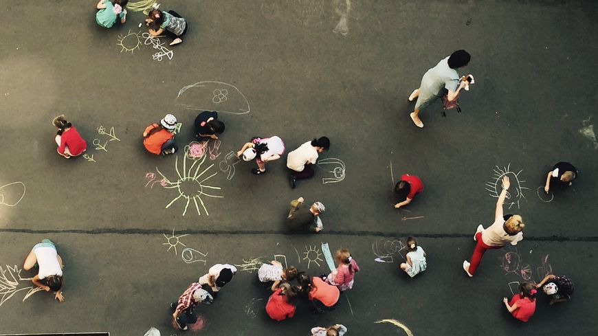 La cour de récréation, théâtre de nombreux apprentissages...