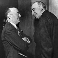 John Maynard Keynes et le Secrétaire au Trésor américain H.D. White en 1946, lors de la réunion inaugurale du FMI. La coordination internationale essentielle à l'époque fait aujourd'hui défaut.