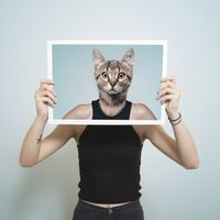 femme avec tête de chat