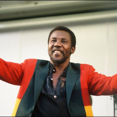 Toots Hibbert, le chanteur de "Toots and the Maytals" sur scène à Fort Greene, Brooklyn le 22 juillet 1997.
