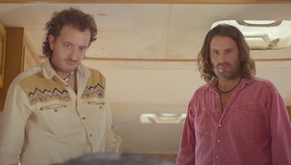 Mandibules" : Quentin Dupieux livre la bande-annonce de son film avec Roméo  Elvis et Palmashow