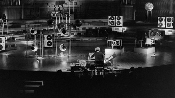 François Bayle au commande de l'acousmonium, salle Olivier Messiaen à la Maison de la Radio en 1980 - photo de Laszlo Ruszka 1980 ©INA