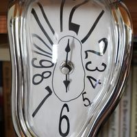 Horloge inspirée des « montre molles » du peintre Salvador Dali.