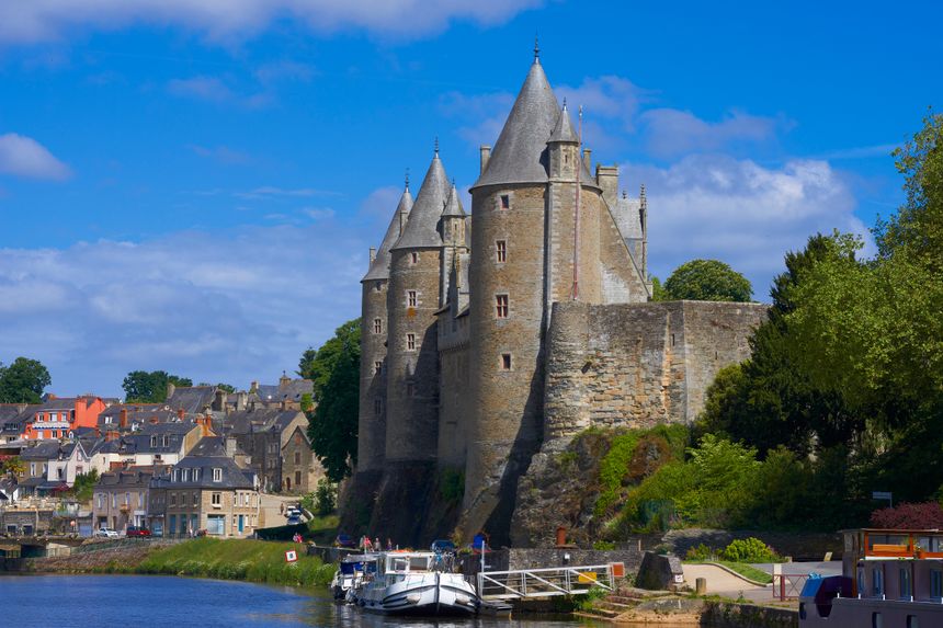 Château de Josselin, Morbihan, le canal entre Nantes et Brest, France.