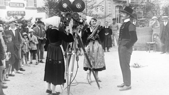 1929 à Houlgate, un barde chante devant les caméras. ©Getty - Gamma-Keystone