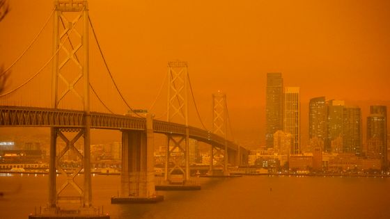Une épaisse fumée rougeâtre empêche les rayons du soleil d’éclairer San Francisco ©AFP - Brittany Hosea-Small