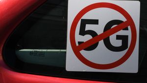 Autocollant anti 5G, vu sur une voiture à Cracovie, Pologne (2019) 