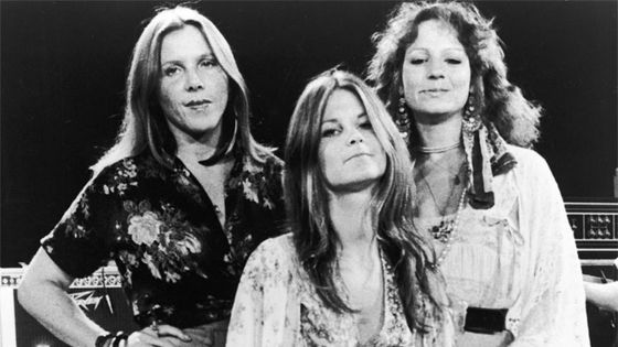 Les chanteuses Cassie Gaines (1948 - 1977), Leslie Hawkins and Jo Billingsley du goupe de rock américain, Lynyrd Skynyrd, vers 1970. ©Getty - Getty Images