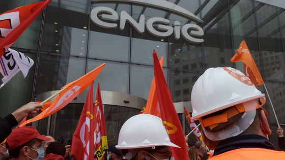 23 septembre 2020, Paris - des ouvriers syndiqués de l'entreprise Suez manifestent contre le rachat par Veolia des parts d'Engie ©AFP - Eric Piermont