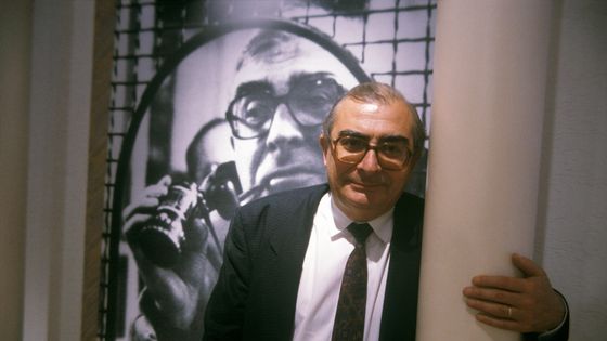 Claude Chabrol au cours d'un tournage TV en 1987 ©Getty - Frederic REGLAIN