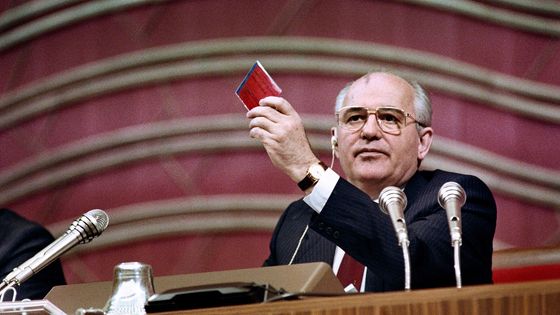 Le 19 juin 1990, Mikhail Gorbachev votant durant la session d'ouverture au Kremlin à Moscou. ©AFP - Armand Vitaly