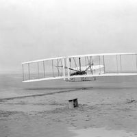 L'un des premiers vols du Wrightflyer en 1903. L'engin a parcouru 36,6 mètres en 12 secondes.