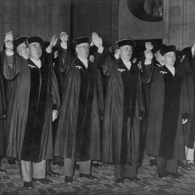 Les juges de la Cour criminelle de Berlin lors de leur prestation de serment de loyauté au parti nazi, 1er octobre 1936
