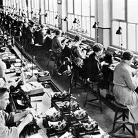 Image de propagande nazie qui montre des hommes et des femmes dans une usine en Allemagne en 1944.