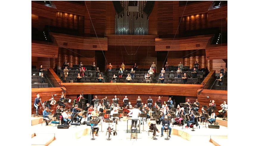 Le Chœur de Radio France et l'Orchestre national de France en répétition