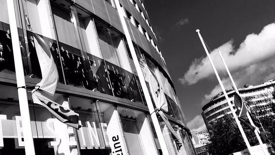 Les drapeaux en berne devant la Maison de la Radio en hommage à Samuel Paty le 21 octobre 2020. ©Radio France - Marc Voinchet