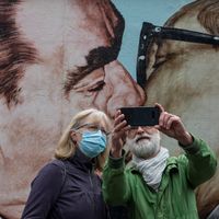 Berlin, ancien emplacement du mur de Berlin, 5 octobre 2020 - un couple prend un selfie en face de l'oeuvre "My God, Help Me to Survive This Deadly Love" de Dimitri Vrubel