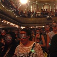 Imogen Heap et les London Contemporary Voices jouent 'Dancing in the Dark' lors du festival 'Londres sans limite' de la Royal London Society for Blind People. L'auditoire porte des masques et expérimente les sensations d'une personne malvoyante.
