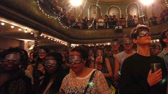 Imogen Heap et les London Contemporary Voices jouent 'Dancing in the Dark' lors du festival 'Londres sans limite' de la Royal London Society for Blind People. L'auditoire porte des masques et expérimente les sensations d'une personne malvoyante. ©Getty - Amy T. Zielinski/Redferns
