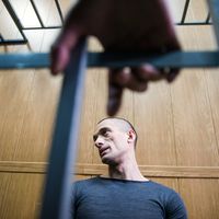 Après avoir mis feu à l'entrée du FSB à Moscou, le successeur du KGB, dans une performance intitulée "Menace" en novembre 2015, Piotr Pavlenski a été jugé à Moscou en mai 2016.