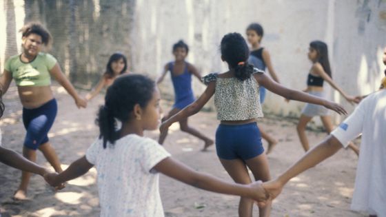 Un groupe d'enfants au Brésil qui font la ronde ©Getty - Ricardo Funari
